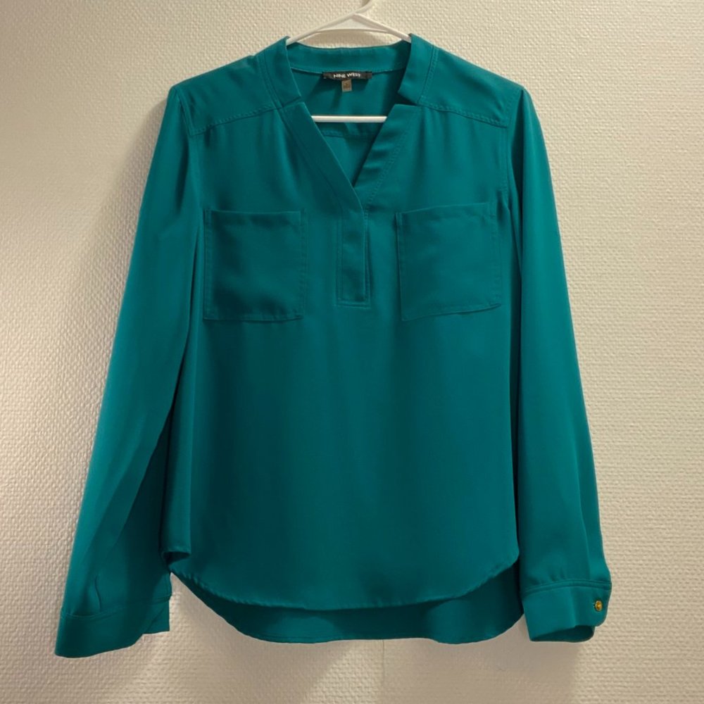 Nine West Emerald colored blouse